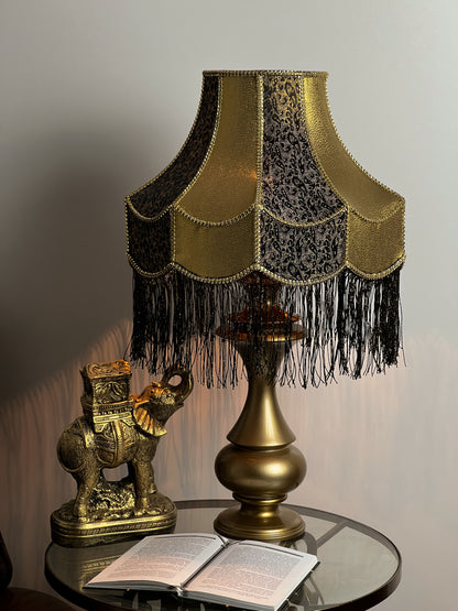 Lampshade: refined elegance with fringe for timeless charm