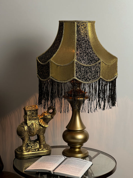 Lampshade: refined elegance with fringe for timeless charm