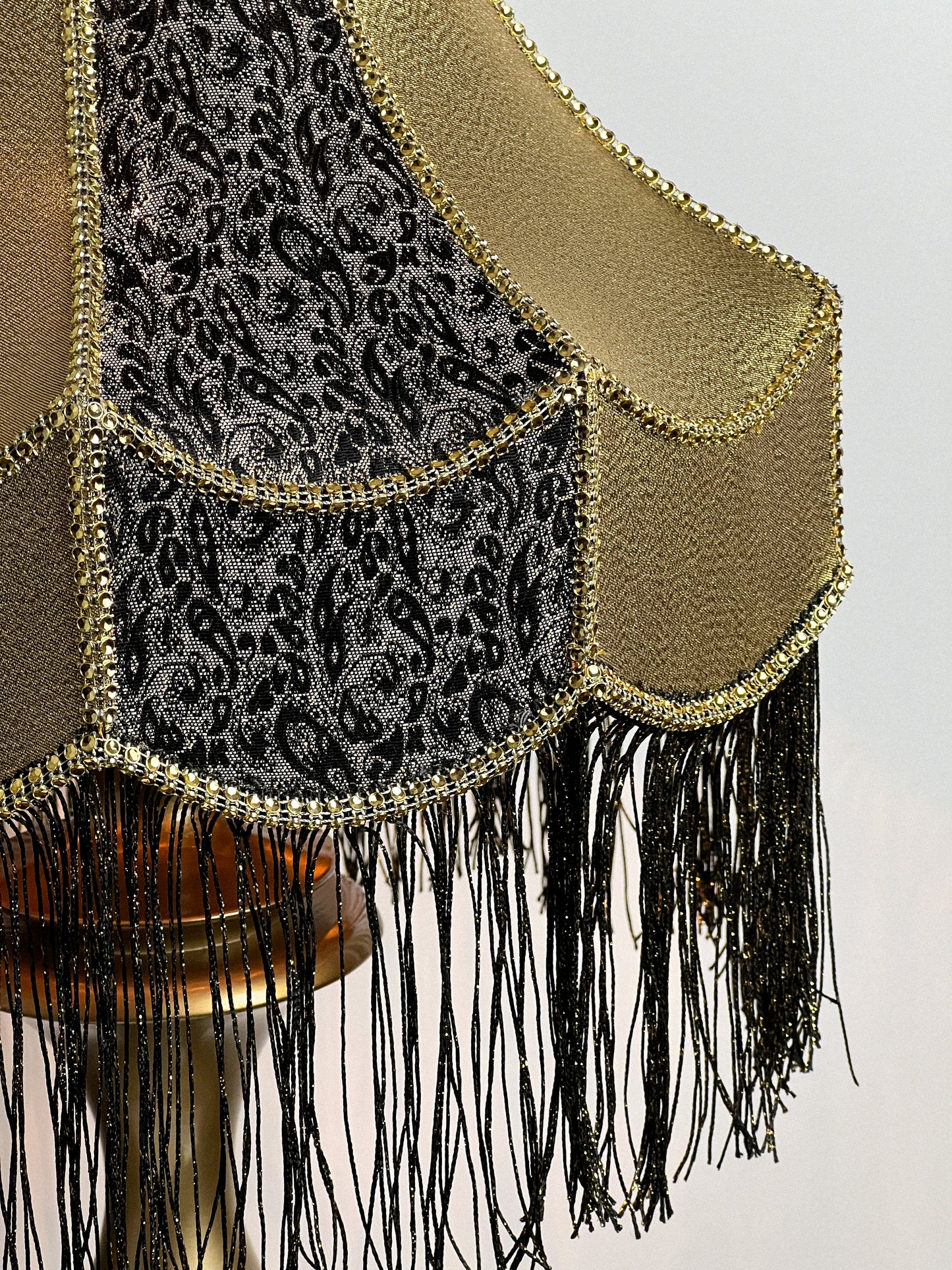 Lampshade: refined elegance with fringe for timeless charm