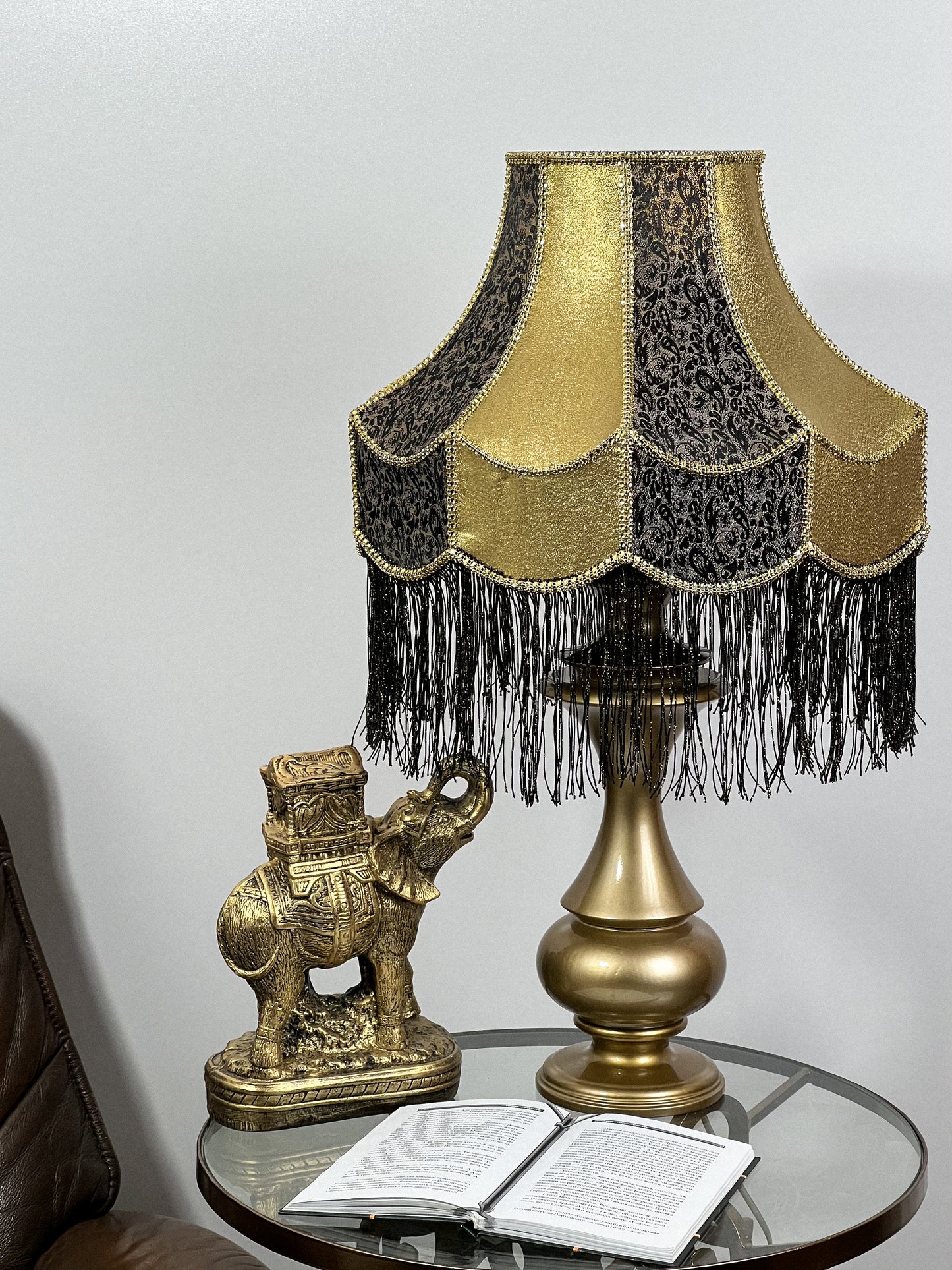 Lampshade: refined elegance with fringe for timeless charm