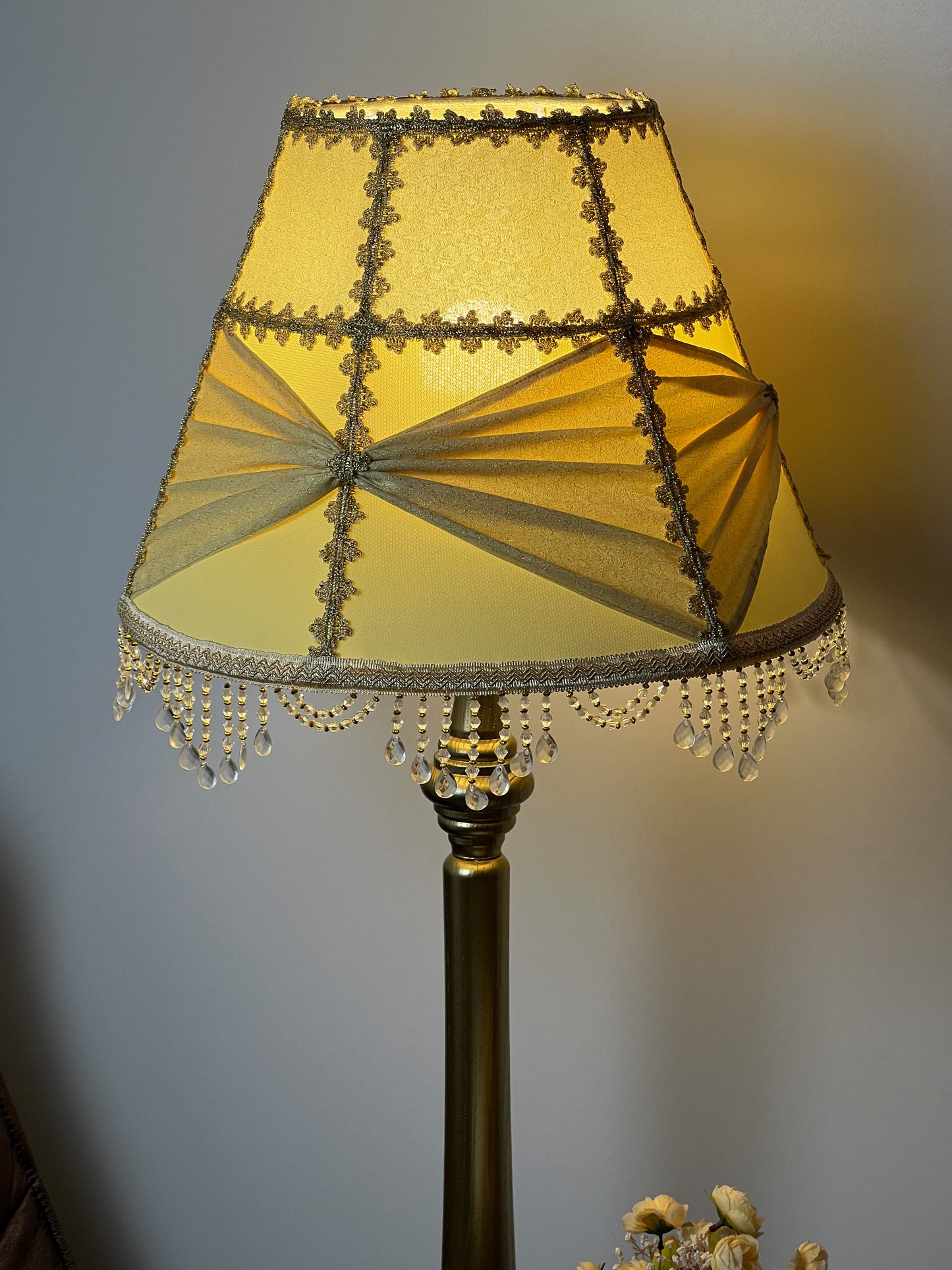 Handmade yellow lampshade with beaded fringe, for lamps. № 3102