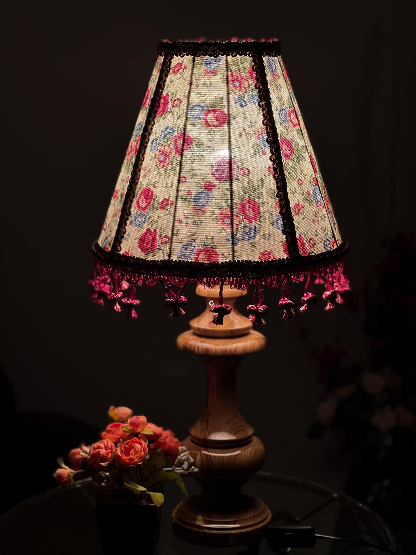 Floral French table lamp with lacquered wooden base. 540108