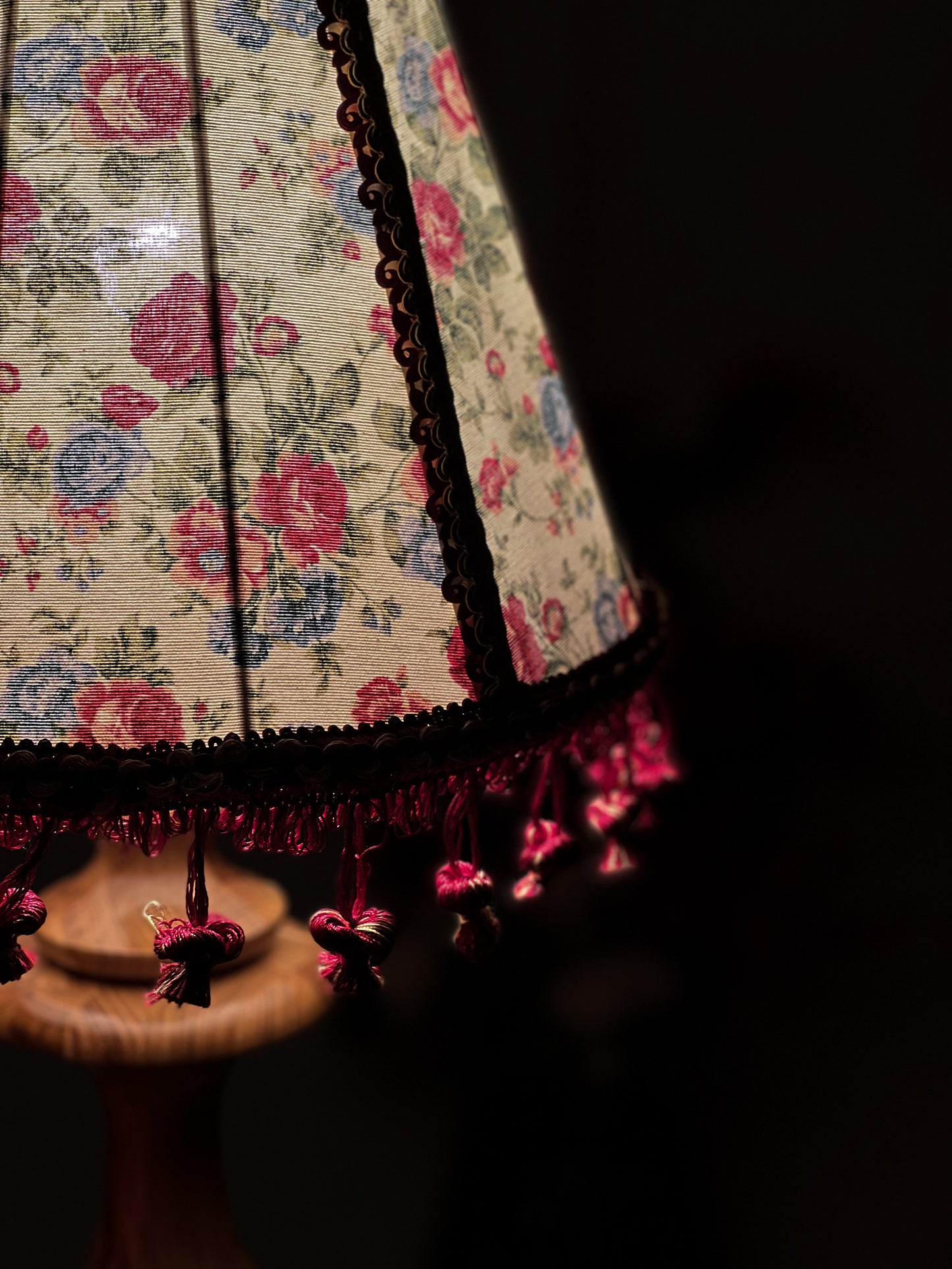 Floral French table lamp with lacquered wooden base. 540108