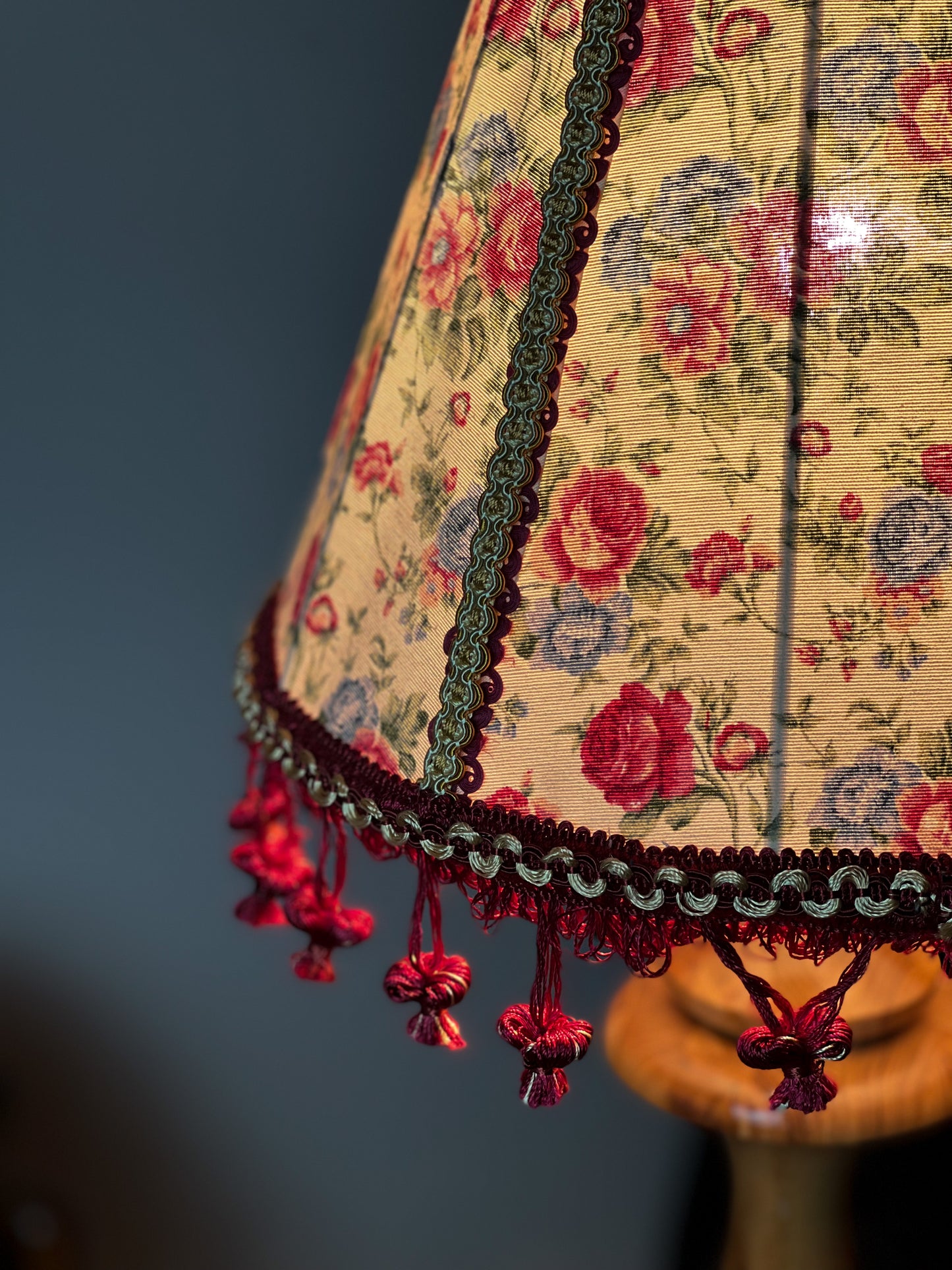 Floral French table lamp with lacquered wooden base. 540108