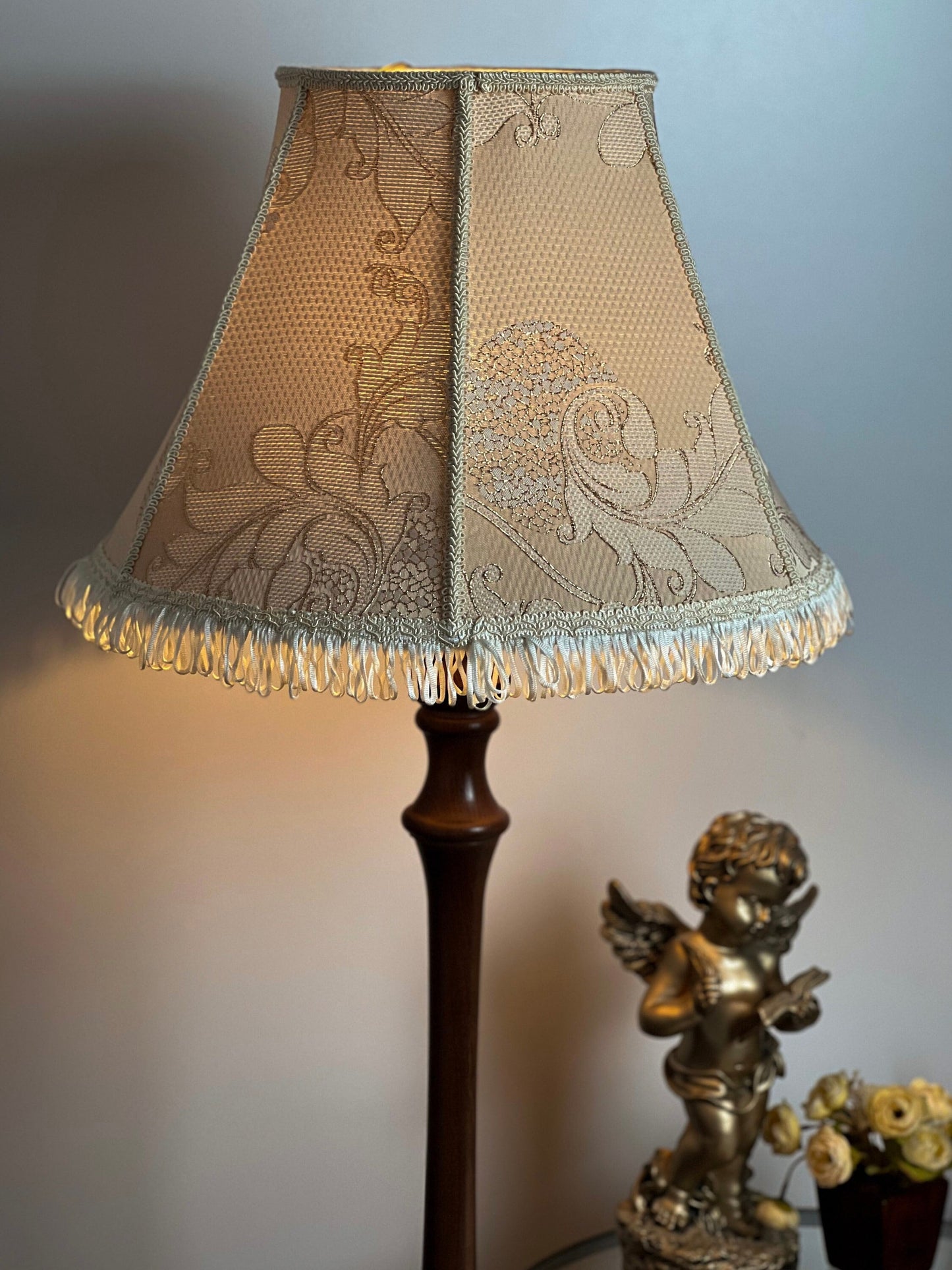 A handcrafted beige lampshade with a pattern, suitable for table lamps and floor lamps. № 3808