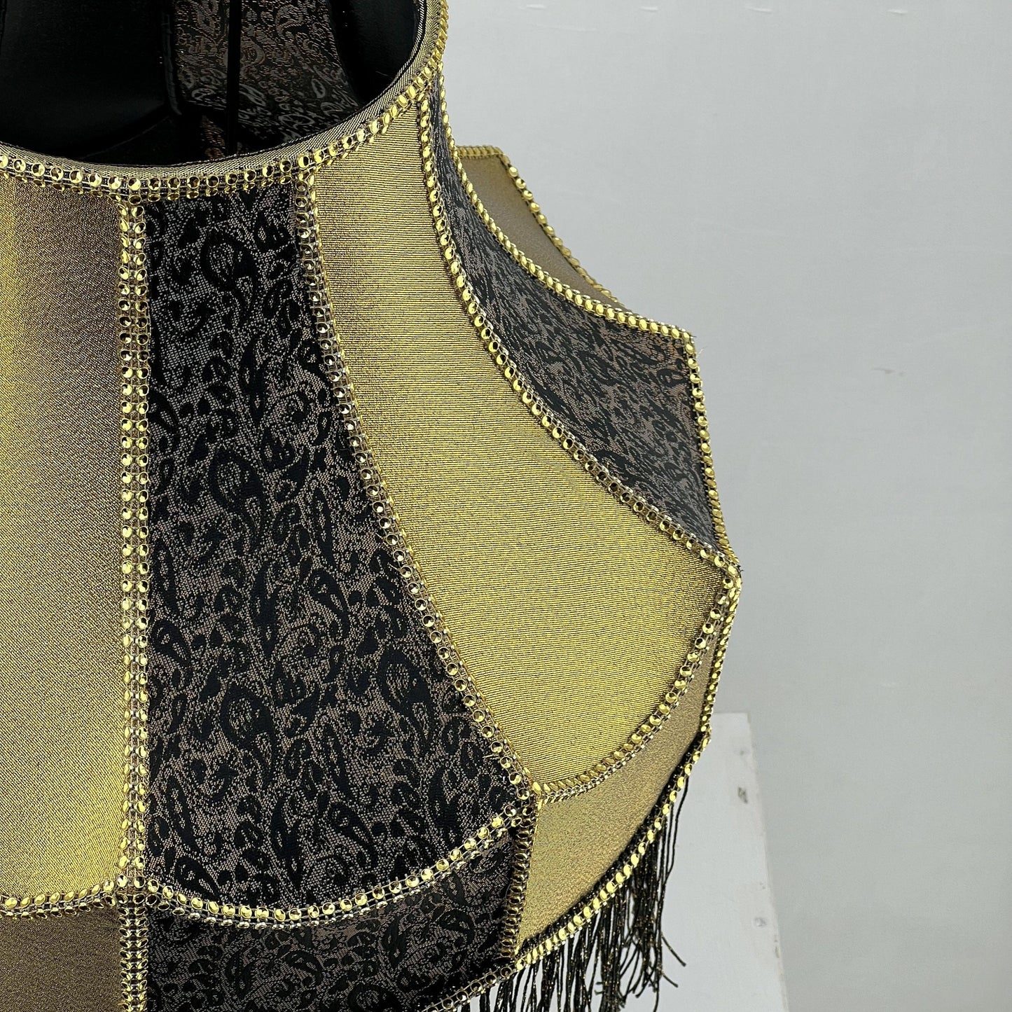 Lampshade: refined elegance with fringe for timeless charm