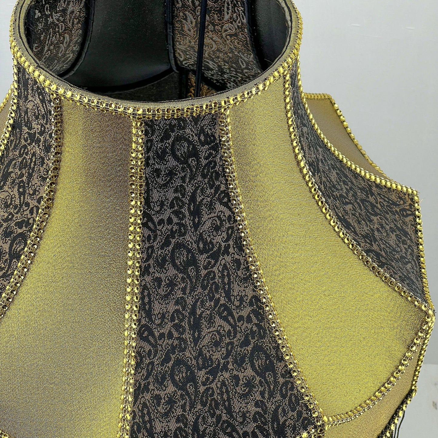 Lampshade: refined elegance with fringe for timeless charm