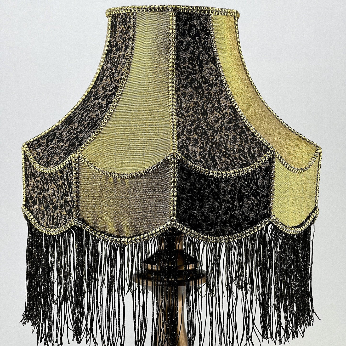 Lampshade: refined elegance with fringe for timeless charm