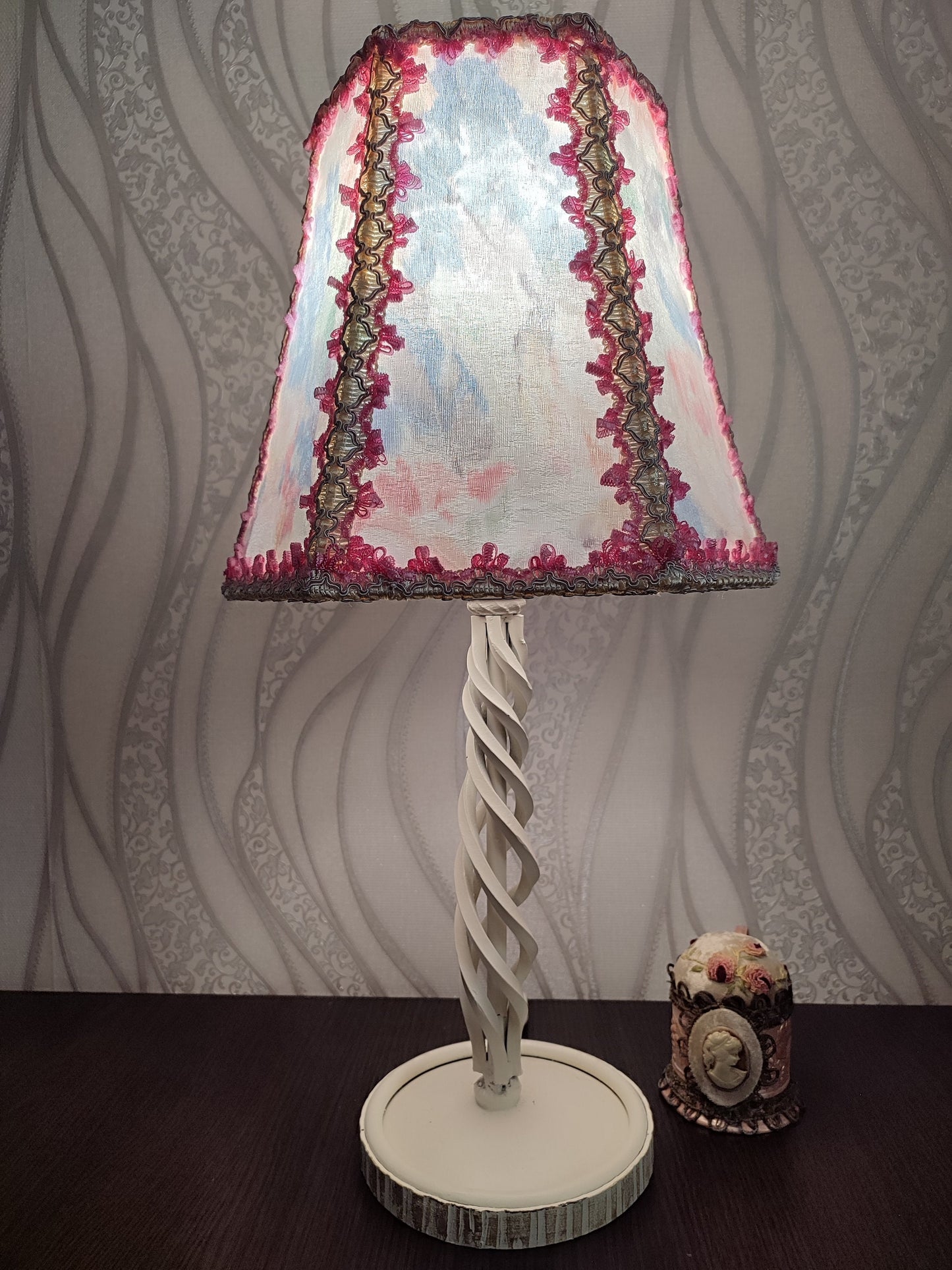 Table lamp. Pink table lamp with a wrought iron spiral base, a fabulous lamp. 7702