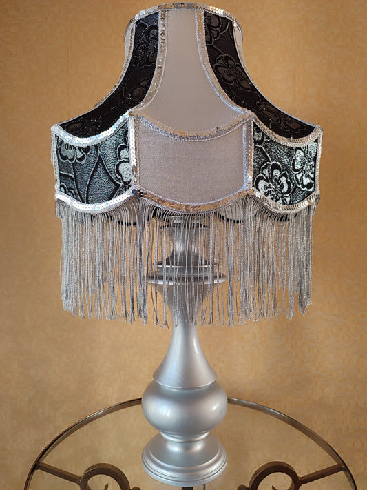 Victorian lamp. Two-tone table lamp in silver color with floral patterns and fringe. 7204