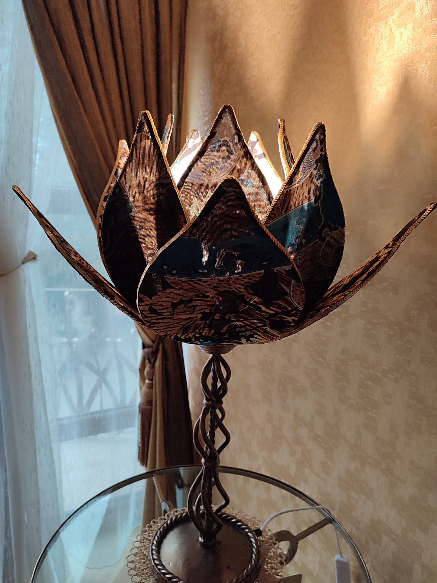 Table lamp, flower lamp, with sparkling blue and velvet petals of an earthy hue. 7801