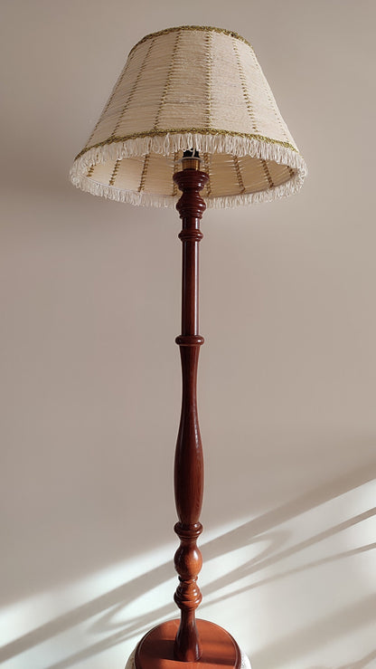 Floor lamp Victorian floor lamp with fabric shade in white and gold color. 0901