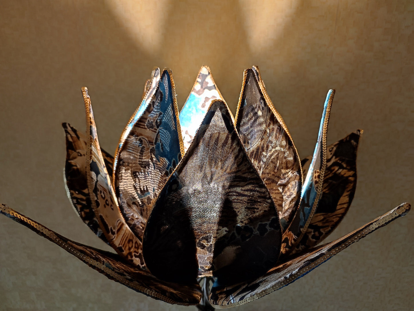 Table lamp, flower lamp, with sparkling blue and velvet petals of an earthy hue. 7801