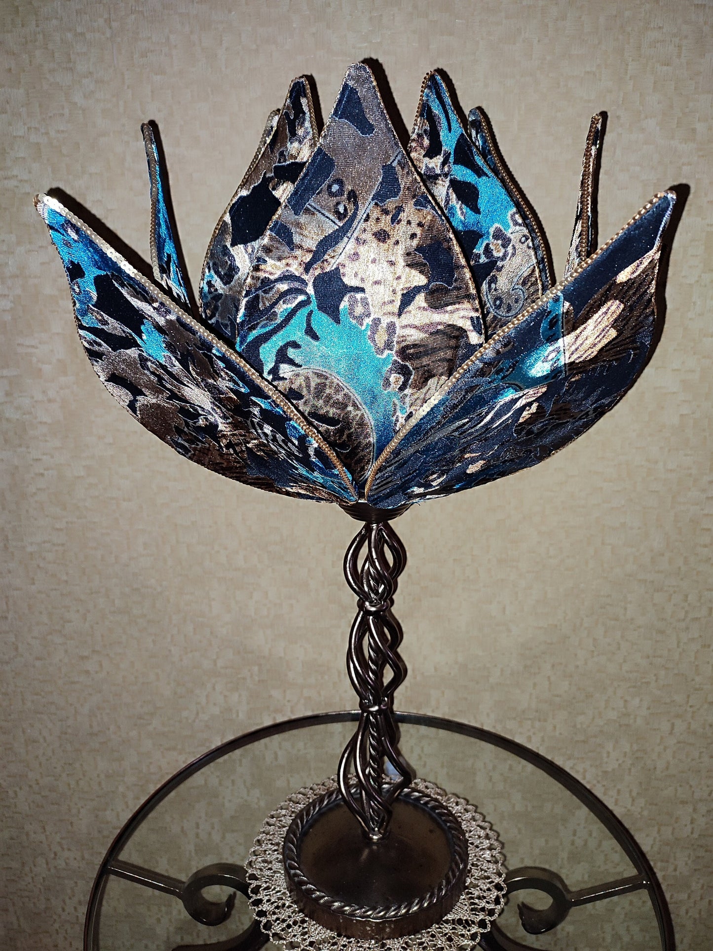 Table lamp, flower lamp, with sparkling blue and velvet petals of an earthy hue. 7801