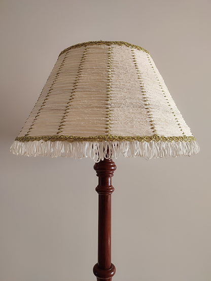Floor lamp Victorian floor lamp with fabric shade in white and gold color. 0901